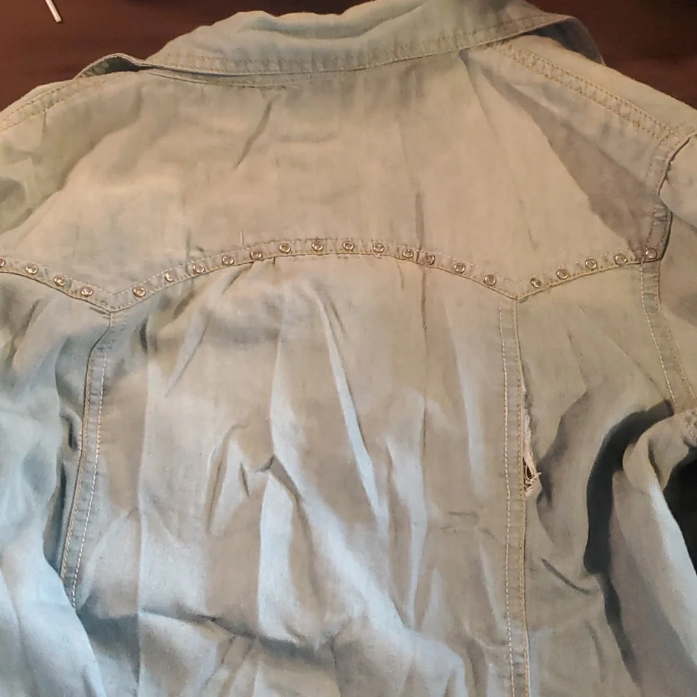 Button up - Picture 3 of 3